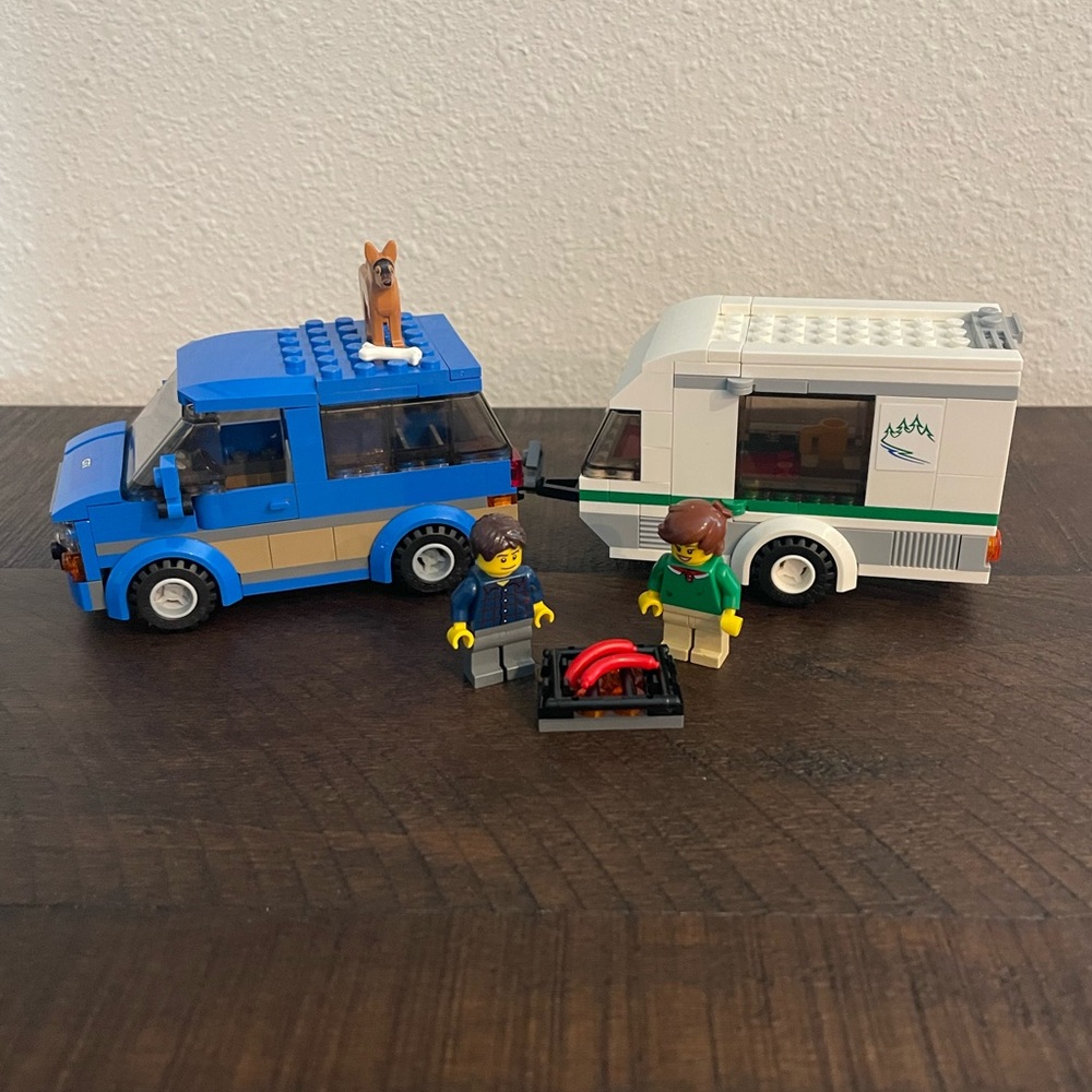 Lego * RETIRED* 60117 City Van & Caravan 250 pcs Ages 5-12